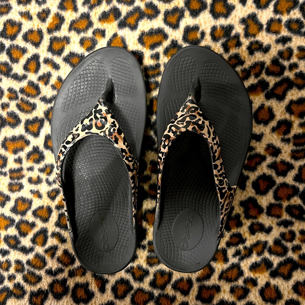OOFOS size 5 women’s